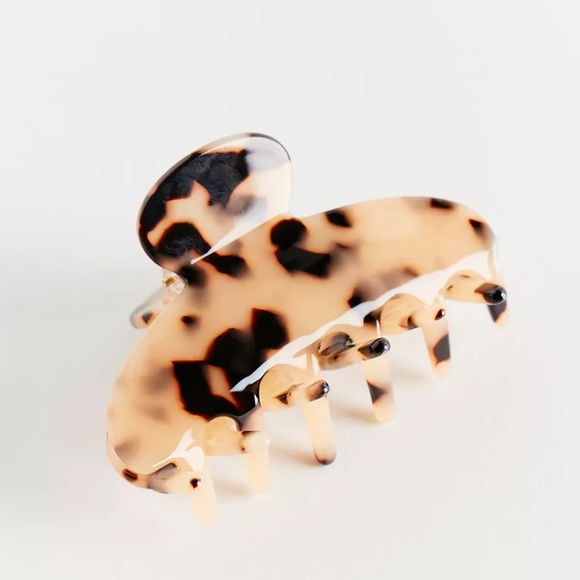 Urban Outfitters Accessories - Urban Outfitters Tortoiseshell Hair Clip